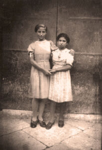 Lucera - Bambine (una è mia mamma) in Vico Scoppa (anni 30) - Foto di Francesco Placido