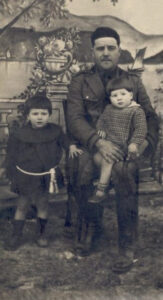 Lucera - Bruno Federico mio nonno con mio padre a sx e in braccio mio zio Vincenzo nel 1931 - Foto di Antonia Bruno
