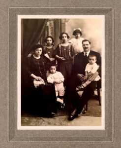 Lucera - Calabria Raffaele (Messo Comunale) con la moglie Granieri Carmela e figli nel 1930 - Foto fornita da Rino Cassisi