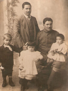 Lucera - Carapelle Nicola e fratello Raffaele con i figli Pietro, Modestina e Raffaele nel 1916 - Foto fornita da Nicola Carapelle
