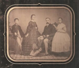 Lucera - Cavalli Achille, la-moglie Rosa De Peppo con i figli Adelaide, Vincenzo e Carlo seduto nel 1865