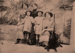 Lucera - Cavalli Emanuele con la madre Mariannina Cairelli, fratello gemello Giuseppe e sorelle nel 1914 - Foto di Antonio Iliceto