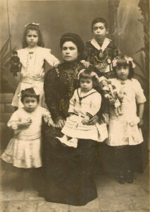 Lucera - Cimino Amalia con i figli Castellaneta - dx Francescantonio, a sx Rosa, in basso a dx Clementina, Concetta e Maria Concetta