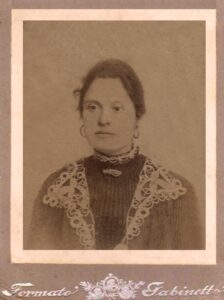 Lucera - D'Apollo Carolina nonna materna di Rosetta Sciarrillo nel 1890
