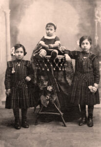 Lucera - D'Imperio Agostino con le sorelle Vilella a sinistra e Maria a destra nel 1918