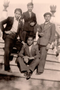 Lucera - D'Imperio Agostino seduto con degli amici sul Concertino della villa comunale nel 1935