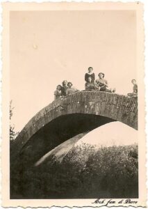 Lucera - Di Pierro Annita, Adina e Falcione Lucia al ponte Gallucci (anni 30) - Foto di Walter di Pierro