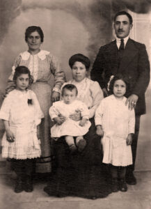 Lucera - D'imperio Vincenzo con la moglie Maria Ruccella Cassinese, seduta Concetta Cassinese con i figli Agostino, Maria e Vilella nel 1917