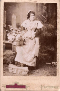 Lucera - Donna lucerina nel 1890, del noto fotografo R. Manfredonia