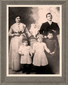 Lucera - Forte Michele, Serpiello Lucia e i figli Ciro, Vincenzo, Rosa e Anna - Foto di Giuseppina Di Gioia