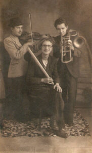 Lucera - Olivieri Michele con il violino e l'amico Sordillo con il trombone (anni 30)