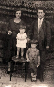 Lucera - Olivieri Vincenzo e Zittio Rosaria, I nonni materni di mia moglie, con due dei loro dieci figli - Màste Vecinze u scarpare - Foto di Lino Montanaro
