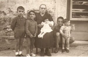 Lucera - Dell'Osso Bruno (da sx), Giuliano, Aldo, Tonino, Gabriele - Nonna Giovina Montepeloso in Corso Manfredi anni 50 - Foto di Antonio Iliceto