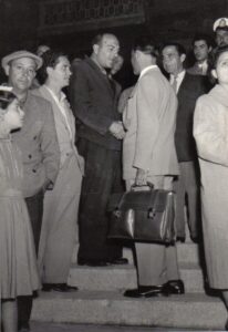 Lucera - d'Atri Luigi mentre saluta l'amico D'aries (con la borsa) in partenza per gli Stati Uniti, con Nicola Bottone