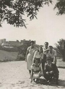 Lucera - Compagni di scuola in villa il 20 settembre 1951 - Foto postata da Valentina Di Stefano