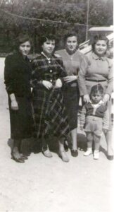 Lucera - Di Munno Carmelina, Carapelle Rosetta, Grasso Rosetta, Romice Gino e Carapelle Rosaria nel 1951-52 - Foto di Francesco Antonio Romice
