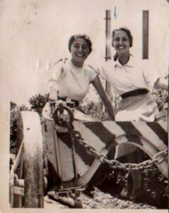 Lucera - Marrone Maria e Annalisa De Troia su Viale del Castello nel 1951 - Foto di Maria Marrone