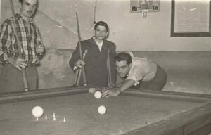 Lucera - Di Stefano Ugo, a destra, Guerrieri Tonino, al centro e Fortunati Alessandro, a sinistra nel Bar Franco nel 1954 - Foto di Valentina Di Stefano