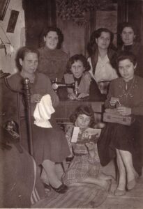 Lucera - Catenazzo Maria Rosaria (mia nonna) con mia cugina Cesira Romice figlia di zio Savino nel 1955 - Foto di Ileana Pesce
