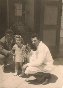 Lucera - Castellaneta Giacomo, mio suocero, con la figlia Amalia davanti al suo salone in piazza San Leonardo nel 1955 - Foto di Del Grosso Antonio