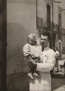 Lucera - Castellaneta Giacomo, mio suocero, con la figlia Amalia davanti al suo salone in piazza San Leonardo nel 1955 - Foto di Del Grosso Antonio