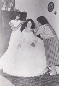 Lucera - Di Giovine Maria Rosaria, preparazione della sposa - A sinistra la parrucchiera Giannini e Anna Chiarella nel 1957- Foto fornita da E. d'Atri