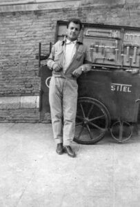 Lucera - d'Atri Mimmo vicino al furgoncino della SITEL (Società dei telefoni) - Giugno 1958 - Foto fornita da Antonio Iliceto