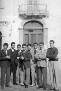 Lucera - Mastrodomenico Alessandro con Pecoriello, Corposanto, Rana ed altri in Piazza Duomo nel 1960 - Foto di Alessandro Mastrodomenico
