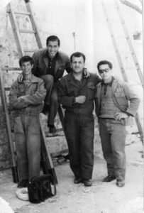 Lucera - d'Atri Mimmo con degli amici vicino alle scale della SET (Società dei telefoni) - Giugno 1962 - Foto fornita da Antonio Iliceto