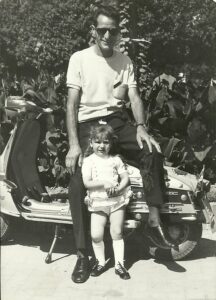 Lucera - Petronella Irmo e sua figlia Catia, alla villa comunale nel 1963 - Foto di Michele Giardino