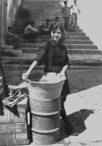 Lucera - Mia nonna, campagna estiva vendita fichi d'india - Rampa alle Mura 1963 - Foto di Marco Mancano