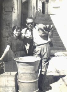 Lucera - Mia nonna e zio Mario, campagna estiva vendita fichi d'india - Rampa alle Mura 1963 - Foto di Marco Mancano