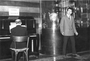 Lucera - Conte Agostino (mio cugino), durante un provino canoro presso la RAI di Bari nel 1965 - Foto di Francesco Paolo Calabria