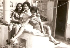 Lucera - d'Atri Antonietta, Adele De Marco e Michelina Fascia sul terrazzo in Vico Santa Caterina nel 1966 - Foto fornita da Antonio Iliceto