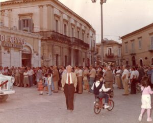 Lucera - Ciavotta Alessandro in Piazza Duomo (in primo piano), anni 80