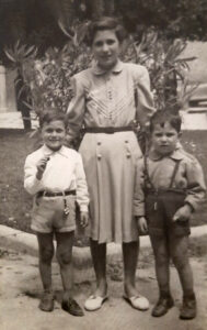 Lucera - Conte Antonio con mia sorella e mio fratello in Piazza del Carmine nel 1952-53 - Foto di Antonio Conte