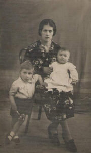 Lucera - Di Salvio Bianca (mamma) di Catapano Francesco Paolo, a sinistra e di Erminio a destra - Anni 40