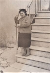 Lucera - Chiarella Anna - Vico Granata - Scale della casa famiglia Sica, anni 50 - Foto fornita da Elisa d'Atri