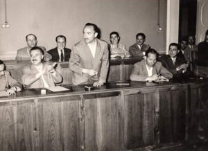Lucera - Ferrone Mario, Sindaco e a sinistra Avv. Michele Orsitto - Consiglio Comunale anni 50 - Foto di Eugenio Orsitto