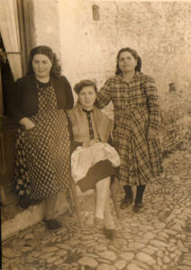 Lucera - Zicca Concetta con Maria e Lucia le figlie "d'u crapare", anni 60 - Foto di Filippo Tammaro