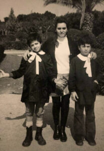 Lucera - Aulizio Mirella con alcuni alunni di quinta elementare secondo circolo Sant'Anna, anni 70 - Foto di Aulizio Mirella