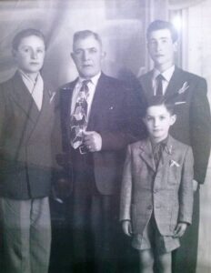 Lucera - d'Aries Ciro, il più piccolo, suo zio Antonio Bartolini nel giorno della loro comunione e cresima - Foto di Roberta D'Aries