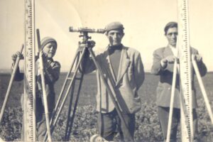 Lucera - Mancano Luigi, mio nonno al centro, alla sua sx il suo gemello Raffaele e a dx il loro fratello Elio - Rilevamenti Topografici - Foto di Marco Mancano
