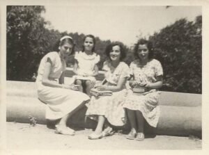 Lucera - Amiche in villa, sedute sulla colonna - Foto di Valentina Di Stefano