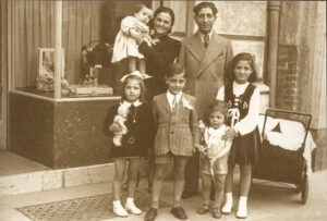 Lucera - Cammisa Vincenzo (Finanziere) con coniuge Graziella Rucci e figli nel 1942 - Foto fornita da Nicola Carapelle