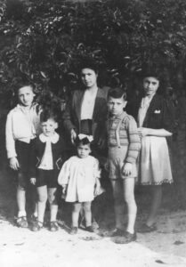 Lucera - Chiarella Anna in d'Atri con i figli nel 1946 - Da dx Nella, Mimmo, Elisa, Tonino, Camillo - Foto fornita da Mimmo d'Atri