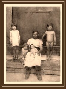 Lucera - Di Giovine Annibale con alcuni figli. In braccio Benito nel 1940 - Foto di Di Giovine Benito