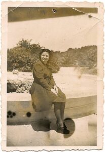 Lucera - Di Pierro Annita presso la vascaA della villa comunale (anni 40) - Foto di Walter Di Pierro