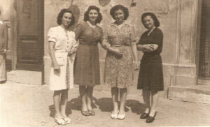 Lucera - Forte Maria, moglie di Valeno Vittorio (da destra), al centro Pozzuto Anna e Raffaella nel 1942