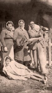 Lucera - Gita all'Incoronata di Foggia. Sdraiata in terra mia madre, Carmelina Di Munno, in piedi, in mezzo agli altri due, mia zia Graziella Di Munno 1941
